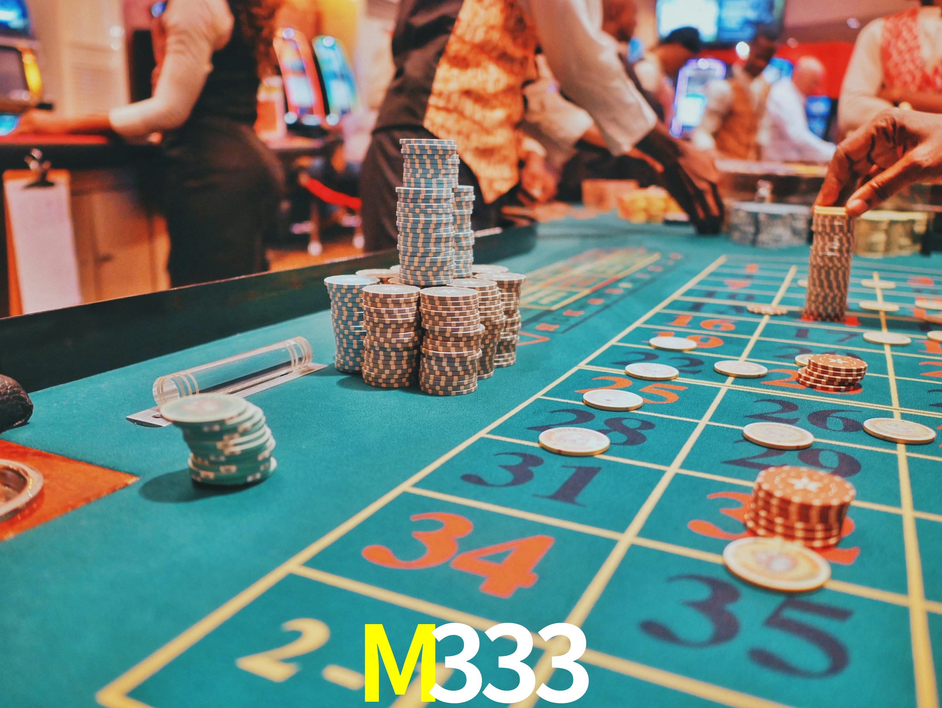Escena dinámica inspirada en casino con iluminación M333, cartas, fichas e íconos de juegos digitales en un espacio moderno de juegos.